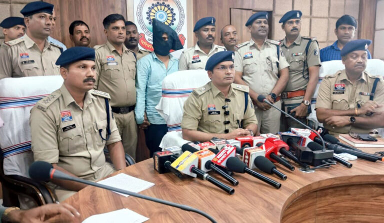 20 लाख के कर्ज और पैसों के लालच में मां-बेटे की हत्या, आरोपी गिरफ्तार……19 लाख रुपये का लोन मिलने की थी जानकारी, शिक्षिका की हत्या के बाद बेटे को कार से ले जाकर उतारा मौत के घाट
