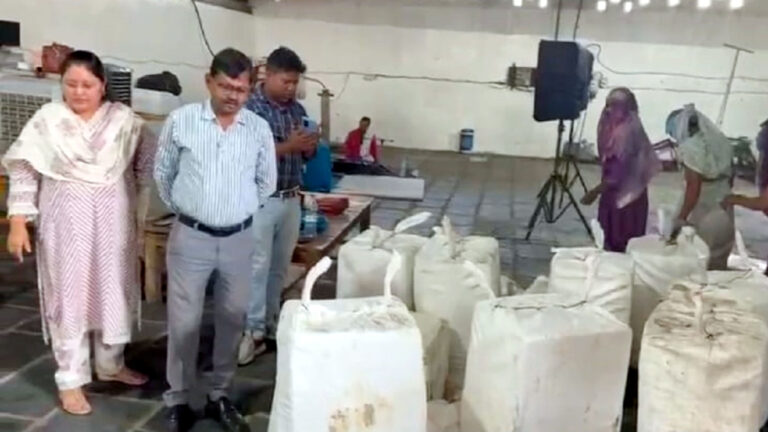 त्योहारों में मिलावटखोरों पर शिकंजा: रायपुर में 750 किलो पनीर नष्ट
