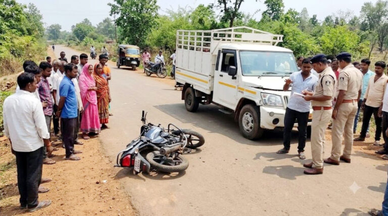 प्रतापपुर में दर्दनाक सड़क हादसा: पिकअप की टक्कर से दो दोस्तों की मौत, महिला घायल