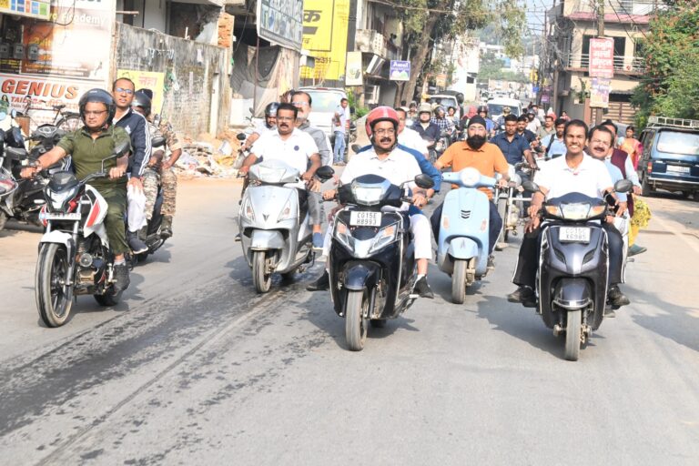 उप मुख्यमंत्री श्री अरुण साव ने स्कूटी चलाकर किया अम्बिकापुर शहर का औचक निरीक्षण शहर की सफाई व्यवस्था बेहतर करने एवं नियमित मॉनिटरिंग करने  दिए निर्देश