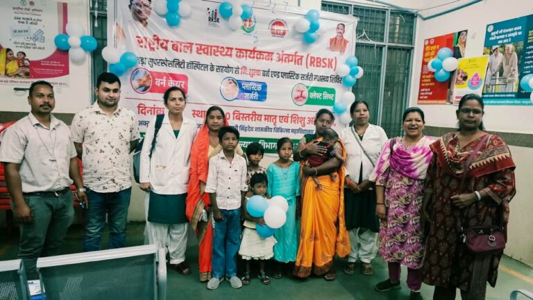 राष्ट्रीय बाल स्वास्थ्य कार्यक्रम शिविर में 48 मरीजों का चिन्हांकन, कालड़ा हॉस्पिटल रायपुर के विशेषज्ञ करेंगे निःशुल्क उपचार एवं सर्जरी चिरायु दलों द्वारा चिन्हांकित बच्चों की विशेषज्ञ चिकित्सकों ने की जाँच, बर्न, कटे-फटे होंठ, तालू और क्लब फुट के मरीजों को मिलेगा उपचार