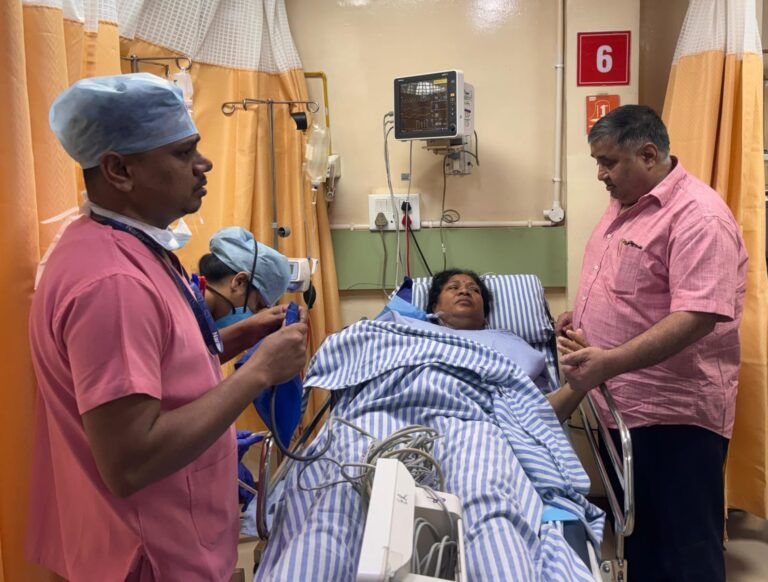 जशपुर विधायक श्रीमती रायमुनि भगत का कुशलक्षेम जानने अस्पताल पहुंचे पर्यटन मंत्री श्री राजेश अग्रवाल