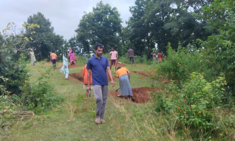 मानिकप्रकाशपुर में सामुदायिक स्टैगर्ड ट्रेंच से जल एवं मृदा संरक्षण को बढ़ावा, ग्रामीणों के लिए रोजगार के अवसर