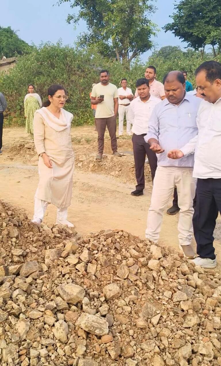विकासखण्ड शंकरगढ़ में कलेक्टर ने परखी योजनाओं की जमीनी हकीकत – कलेक्टर का 10 घंटे का मैराथन दौरा, कहीं सराहना तो कहीं सख्ती