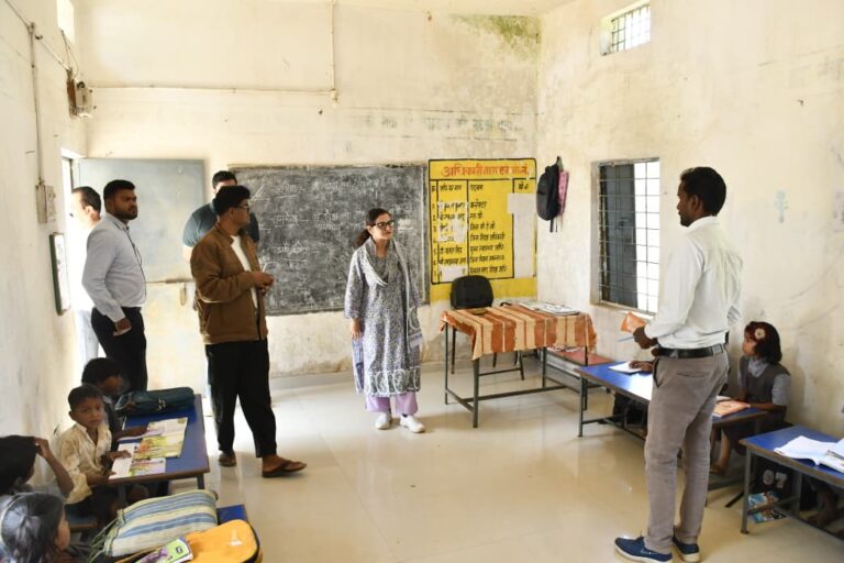 कलेक्टर ने प्राथमिक शाला जशवन्तपुर का किया अवलोकन