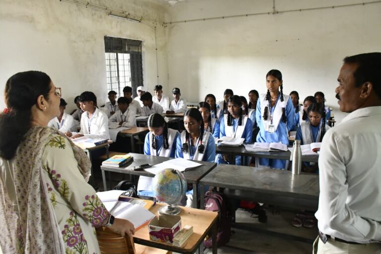 कलेक्टर ने शासकीय उच्चतर माध्यमिक विद्यालय महाराजगंज का किया औचक निरीक्षण