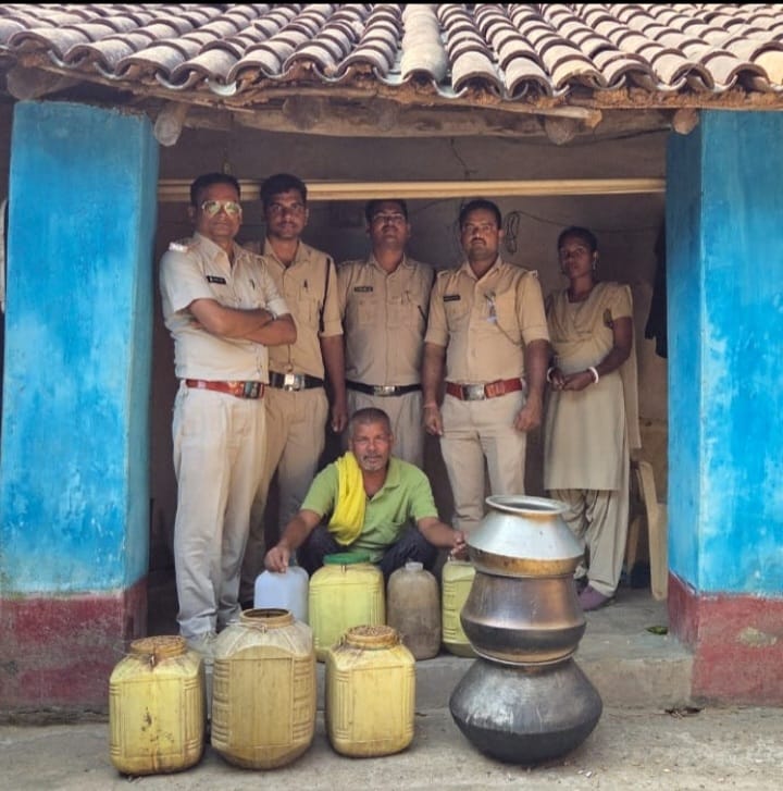 वाड्रफनगर में 40 लीटर महुआ शराब व 90 किलो लाहन जब्त