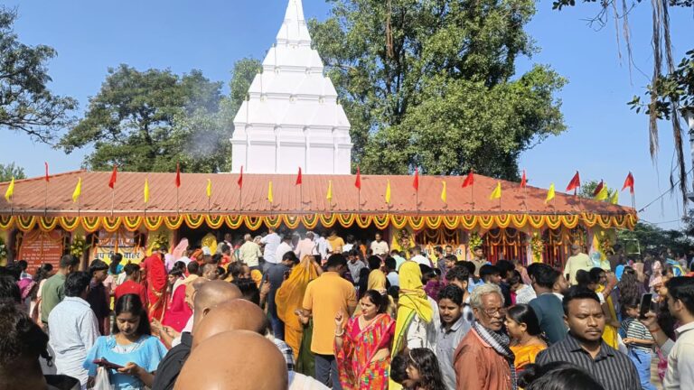 मां के जयकारों से गूंजा अंबिकापुर, मंदिरों में जले हजारों मनोकामना दीप