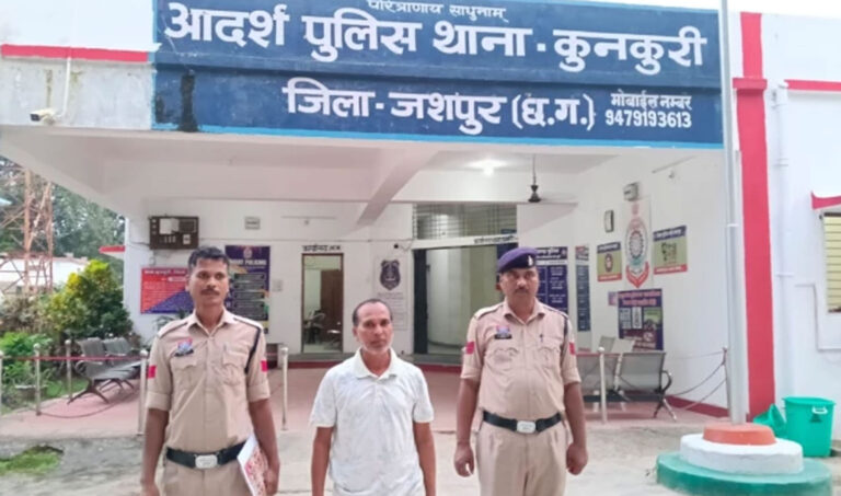 आपत्तिजनक फेसबुक पोस्ट के आरोप में शिक्षक गिरफ्तार, विहिप ने की थी शिकायत